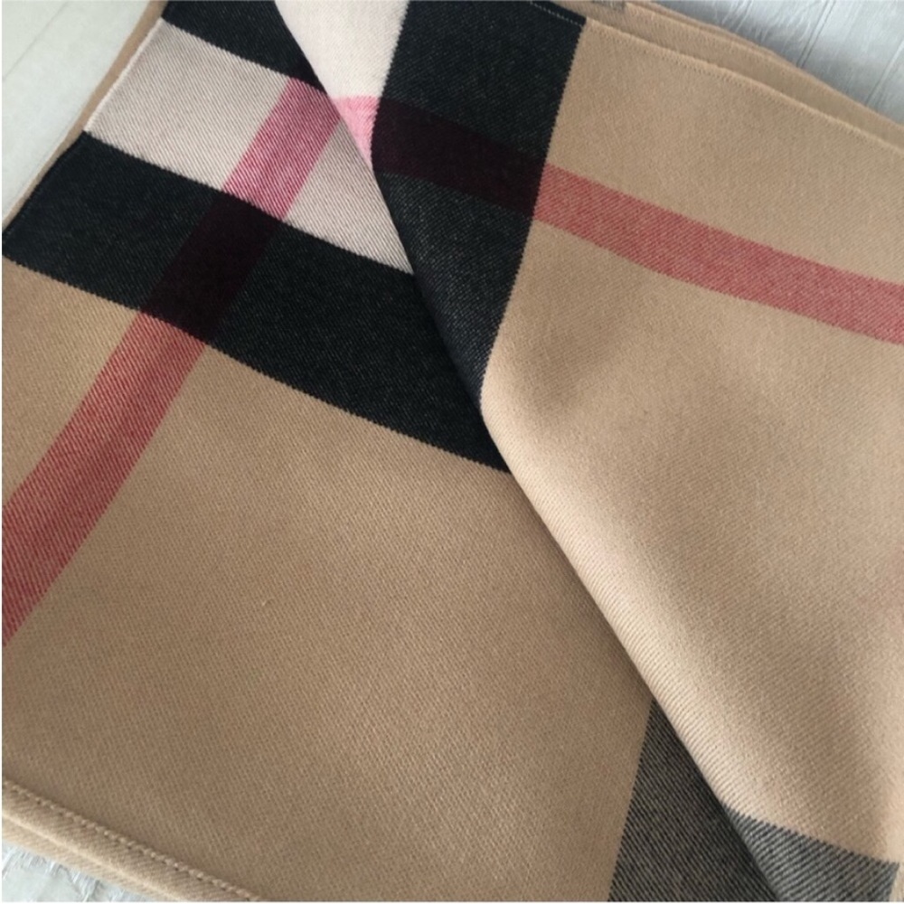 NWT Burberry Charlotte Reversible Wool 140 X 140 Cape Scarf Wrap poncho - Picture 6 of 10